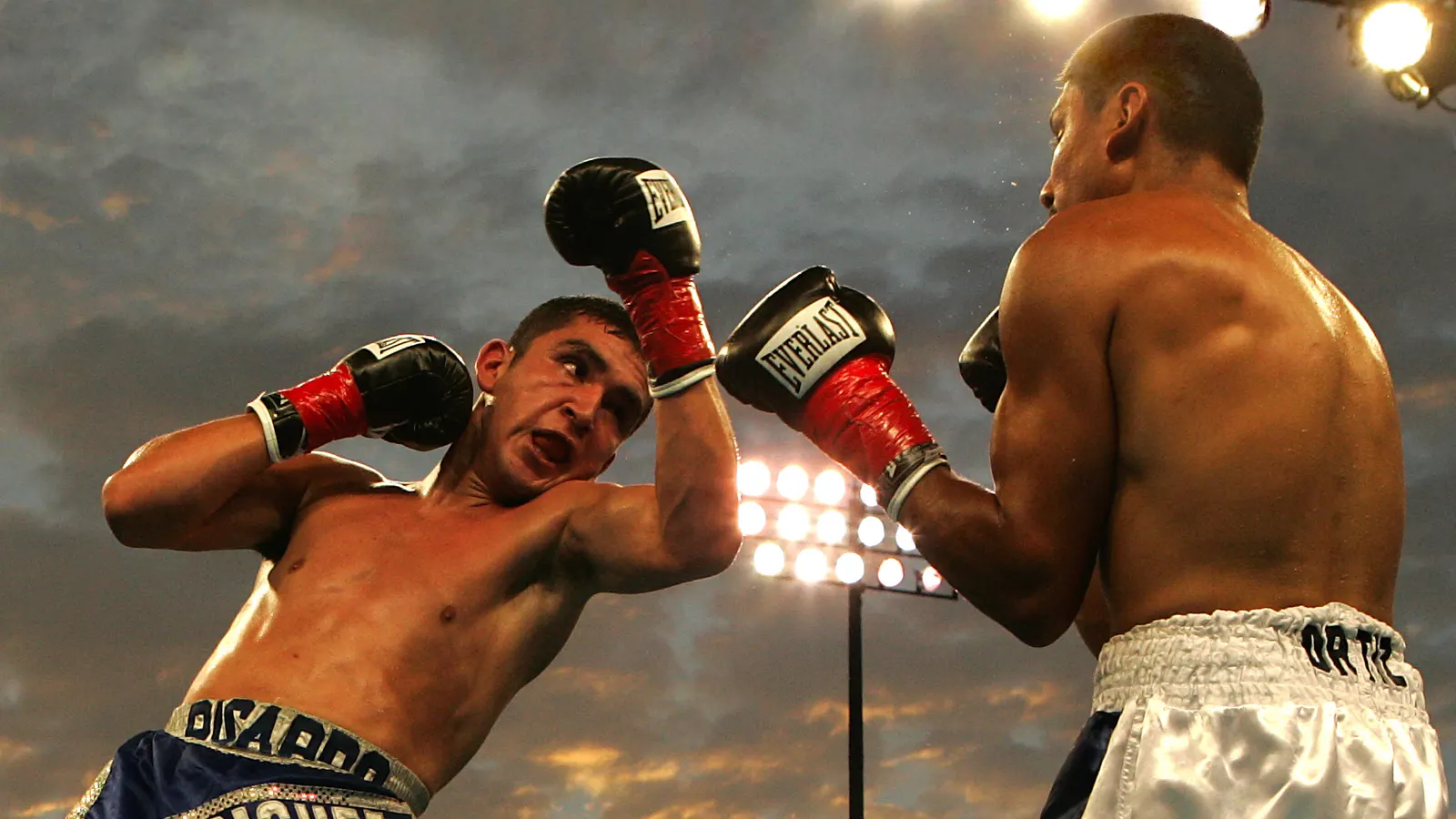 Deux boxeurs en plein échange sur un ring pendant un combat